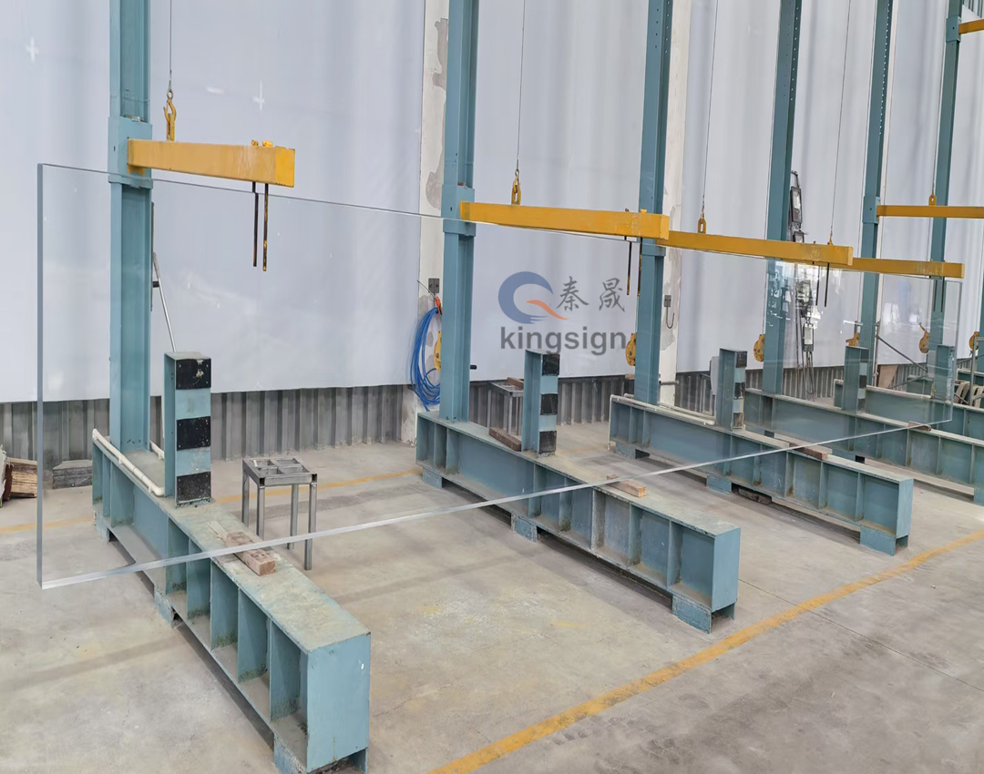 Cad é an difríocht idir gloine plexiglass agus gloine tempered